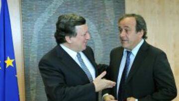 Durao Barroso dialoga con Michel Platini.