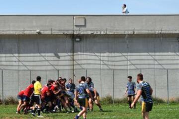  La Drola participa en una temporada regular jugando partidos reales contra equipos reales hechas por los jugadores libres. Este proyecto liderado por la asociación sin fines de lucro  “Ovale Oltre le Sbarre” promueve los valores éticos del deporte jugando al juego: la observación de las normas, la lealtad, la solidaridad, el apoyo mutuo de los compañeros y el respeto a los oponentes.