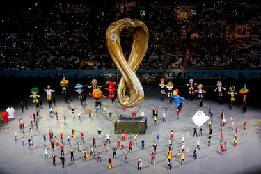 La ceremonia de inauguración es uno de los grandes momentos de un Mundial. Las casi 60.000 personas
que estuvieron presentes en el estadio Al Bayt de Qatar disfrutaron de una espectacular fiesta llena de luz y de
color, como se puede comprobar en la imagen. No faltó nadie, ni Naranjito, que fue uno de los más animados.