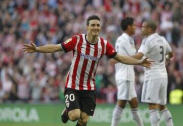 Aduriz celebra el 1-0.