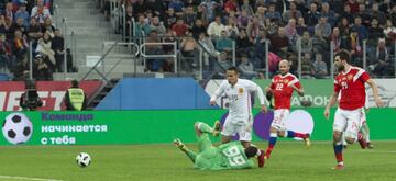 Rodrigo fue a rematar ante el portero ruso Lunev, que recibió el impacto de la rodilla que le hizo sangrar y fue retirado en camilla.