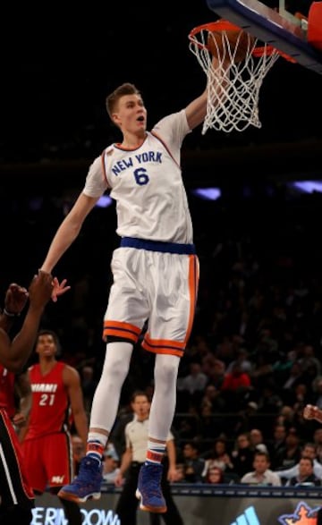 Kristaps Porzingis machaca el aro en el partido de sus New York Knicks contra Miami Heat en el Madison Square Garden. 