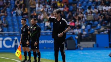 Pacheta da consignas a sus jugadores en Riazor.