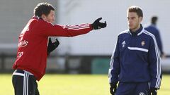 Roberto Torres y Javi Gracia, en un entrenamiento del Osasuna, en 2013.