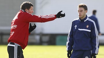 Roberto Torres y Javi Gracia, en un entrenamiento del Osasuna, en 2013.