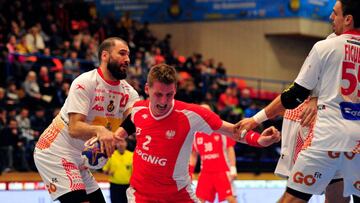 Joan Cañellas, en labores defensivas durante el encuentro del Trofeo Internacional Memorial Domingo Bárcenas entre España y Polonia.