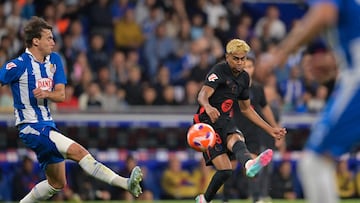 Un genio para una Liga. Lamine Yamal decidió el campeonato con golazo y asistencia. Cabrera le agredió y fue expulsado. Fermín certificó el triunfo. Los jugadores tuvieron que celebrar en el vestuario ante los empujones de los locales y el agua de los aspersores. El peor partido de la temporada del Barcelona sirvió para cerrar una Liga para el recuerdo. Fue un partido raro, en el que el Espanyol estuvo mejor que el equipo blaugrana. Pero los barcelonistas tienen un genio y un súper poder en sus filas llamado Lamine Yamal. Apareció con cuentagotas, pero fue suficiente para decidir el título. Marcó un gol de museo, fue agredido por Cabrera, que en su impotencia dejó a su equipo en inferioridad y acabó dando la asistencia del gol de Fermín que sentenciaba el partido por 0-2 y daba el campeonato a los de Flick.