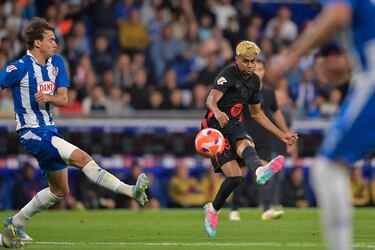 Un genio para una Liga. Lamine Yamal decidió el campeonato con golazo y asistencia. Cabrera le agredió y fue expulsado. Fermín certificó el triunfo. Los jugadores tuvieron que celebrar en el vestuario ante los empujones de los locales y el agua de los aspersores. El peor partido de la temporada del Barcelona sirvió para cerrar una Liga para el recuerdo. Fue un partido raro, en el que el Espanyol estuvo mejor que el equipo blaugrana. Pero los barcelonistas tienen un genio y un súper poder en sus filas llamado Lamine Yamal. Apareció con cuentagotas, pero fue suficiente para decidir el título. Marcó un gol de museo, fue agredido por Cabrera, que en su impotencia dejó a su equipo en inferioridad y acabó dando la asistencia del gol de Fermín que sentenciaba el partido por 0-2 y daba el campeonato a los de Flick. 