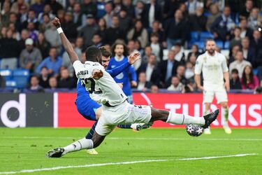 Antonio Rüdiger se lanza abajo y bloquea el disparo de Mason Mount dentro del área. Ocasión clarísima del conjunto 'blue'.