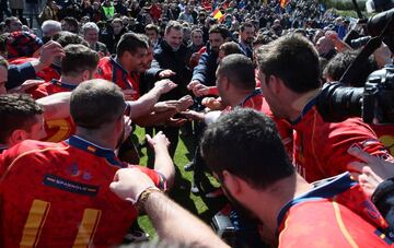 El Rey Felipe VI con los jugadores de la selección española de rugby tras el partido.