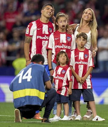 Luis Suárez con su familia durante la despedida.

