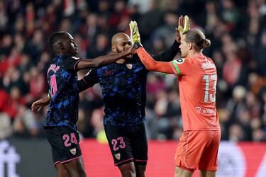 El meta fue determinante en la victoria sevilllista en Vallecas. Camello, Isise toparon con un meta inspirado que no dejó resquicio al empate.