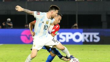 ASUNCION, PARAGUAY - OCTOBER 07: Lionel Messi of Argentina and Angel Cardozo Lucena of Paraguay fight for the ball during a match between Paraguay and Argentina as part of South American Qualifiers for Qatar 2022 at Estadio Defensores del Chaco on October 07, 2021 in Asuncion, Paraguay. (Photo by Christian Alvarenga/Getty Images)