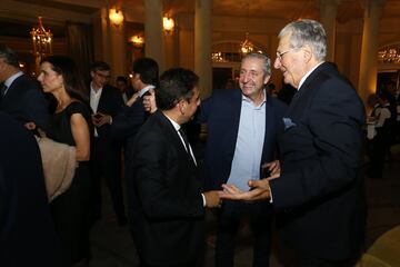 Josep Pedrerol, presentador del programa de televisión El Chiringuito, y Jorge D’Alessandro, exjugador y entrenador de fútbol y uno de sus colaboradores, charlan alegremente con otro invitado a la Gala. 