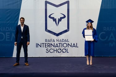 Nadal, junto a una de los alumnas que ense?a su diploma.