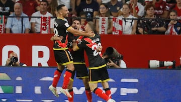 Óscar Valentín celebra su gol con sus compañeros Álvaro y Balliu.
