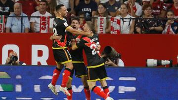 Óscar Valentín celebra su gol con sus compañeros Álvaro y Balliu.