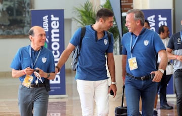 El vicepresidente del club Pachuca, Pedro Cedillo (i); el director técnico, Diego Alonso (c), y el vicepresidente Andrés Fassi (d).