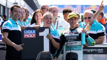 Jaume Masiá con los miembros del Leopard Racing.