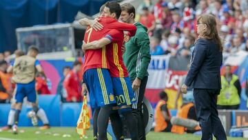 Morata y Aduriz se funden en un abrazo en el cambio.