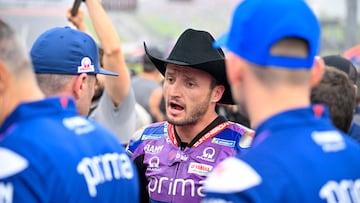 Jack Miller con los mecánicos del Pramac en el GP de Las Américas de MotoGP.