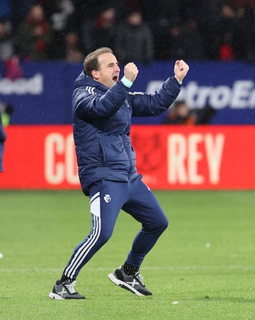 La fiesta del conjunto rojillo tras terminar el partido. En la imagen, Jagoba Arrasate.