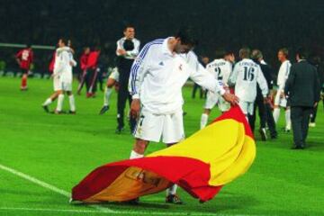 Raúl González Blanco con la bandera de España como capote.