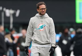 ¡Bombazo en Miami! Mike McDaniel queda fuera de los Dolphins