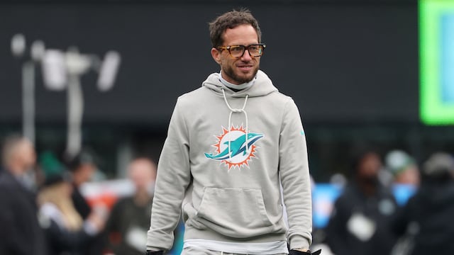 Mike McDaniel signed a contract extension with the Miami Dolphins in 2024, but a lot has changed since then. Miami’s 6-7 record has Dolphins fans talking.