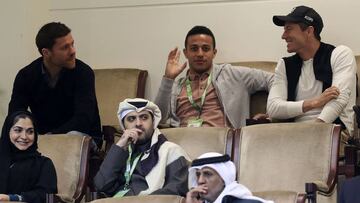 Bayern Munich&#039;s (L-R) Spanish midfielder Xabi Alonso, Spanish midfielder Thiago Alcantara (L) and Polish striker Robert Lewandowski attend the semi-finals of the ATP Qatar Open tennis competition in Doha on January 6, 2017.
 Bayern Munich are in Qatar for a winter training camp. / AFP PHOTO / KARIM JAAFAR