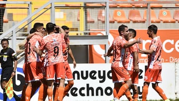 Futbol, Cobreloa vs Rangers
 Trigesima fecha, campeonato Ascenso Betsson 2021
 El jugador de Cobreloa Daniel Vicencio celebra con sus companeros luego de convertir un gol contra Rangers durante el partido de primera B disputado en el estadio Zorros del De