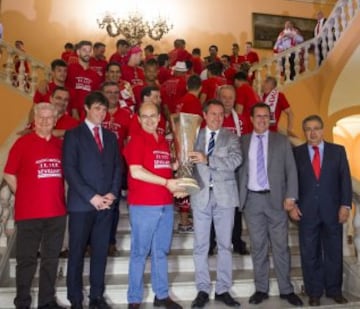 Mayor of Seville Juan Espadas welcomes the Sevilla squad to the town hall.