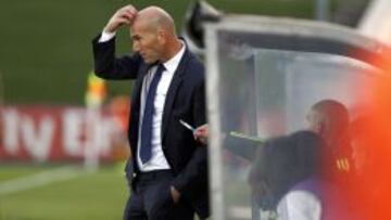 Zidane, en el banquillo del Castilla en el partido ante el Barakaldo.