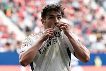 Brahim se besa el escudo al marcar a Osasuna.