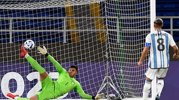 Brazil�s goalkeeper Mycael (C) saves a penalty kick by Argentina�s Gino Infantino (R) during their South American U-20 championship first round football match at the Pascual Guerrero Stadium in Cali, Colombia, on January 23, 2023. (Photo by JOAQUIN SARMIENTO / AFP)