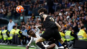 Soccer Football - LaLiga - Real Madrid v Valencia - Santiago Bernabeu, Madrid, Spain - April 5, 2025 Real Madrid's Vinicius Junior in action with Valencia's Javi Guerra REUTERS/Juan Medina