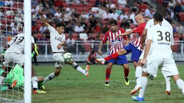 Mollejo remata a gol un balón suelto en el área.