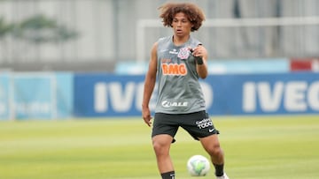 El jugador de 16 años firmó en diciembre su primer contrato como profesional y ya entrena con el primer equipo. Centrocampista reconvertido al lateral zurdo.