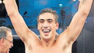 <b>EN PELIGRO. </b>Carrera, con el cinturón ganado a Castillejo.