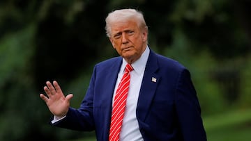 U.S. President Donald Trump gestures, as he departs for Pennsylvania, on the South Lawn of the White House in Washington, D.C., U.S., May 30, 2025. REUTERS/Kent Nishimura