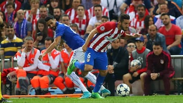 El jugador del Atlético de Madrid, Koke Resurrección, regateando a Riyad Mahrez.
