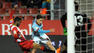 Emre Mor golpea el balón ante el defensa del Girona, Jonás Ramalho, durante el encuentro correspondiente a la jornada 26 de primera división disputado en el estadio Municipal Montillivi de la capital gerundense.