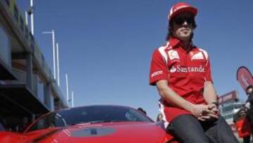 Alonso junto a un Ferrari de calle en el circuito del Jarama.