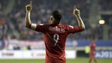 Paolo Guerrero celebra uno de sus goles a Bolivia