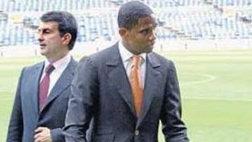 <b>CON MULETAS. </b>Etoo y Laporta, ayer en el Camp Nou.