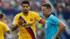 Soccer Football - La Liga Santander - Levante v FC Barcelona - Estadi Ciutat de Valencia, Valencia, Spain - November 2, 2019  Barcelona&#039;s Luis Suarez is shown a yellow card by the referee   REUTERS/Javier Barbancho