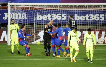 Dmitrovic, el portero del Eibar, marcó de penalti el 1-0.
