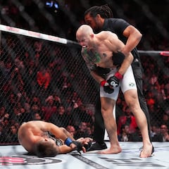 Josh Emmett quiere un imposible: noquear a Max Holloway