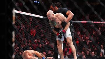 Josh Emmett después de noquear a Bryce Mitchell.