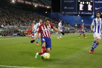 Koke centra para que Diego Reyes marque en propia puerta el 1-0.
